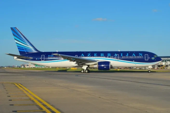 AZAL təyyarəsi Sankt-Peterburq aeroportuna endi