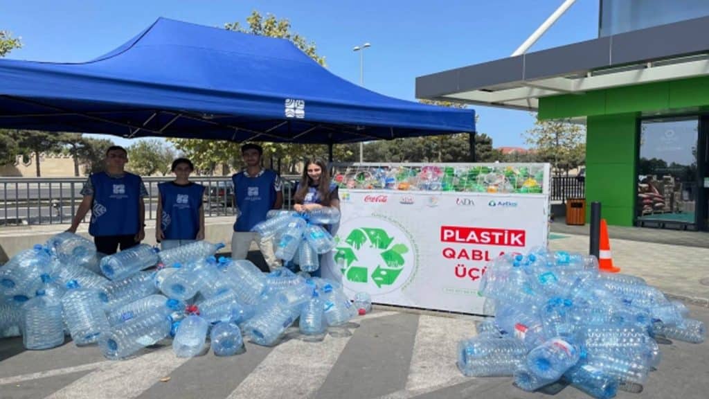 3480 litr olan plastik butulka yığılıb