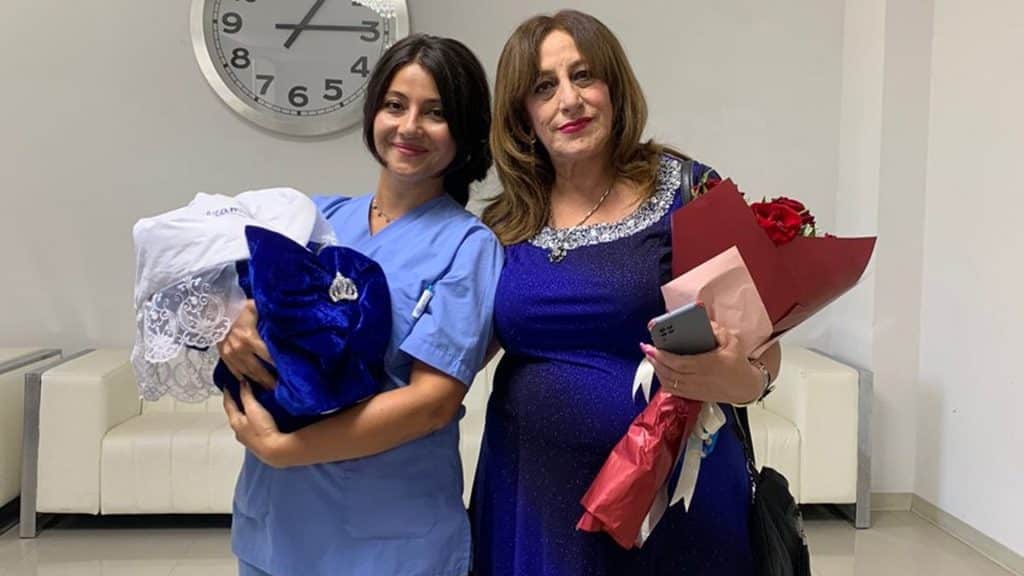 57 yaşında ana olub
