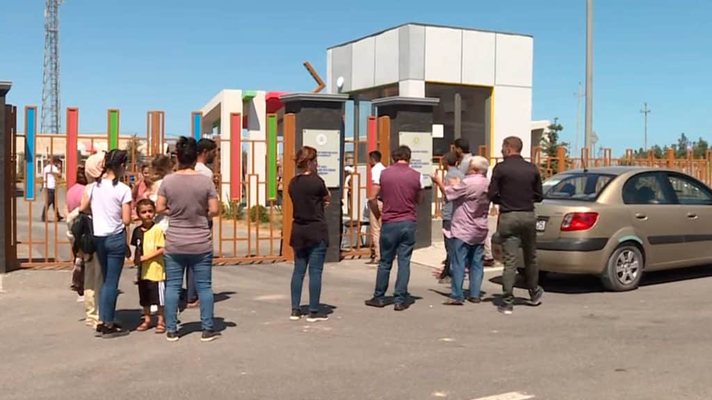 yeni açılan məktəbdə qeydiyyatdan keçirə bilmirlər