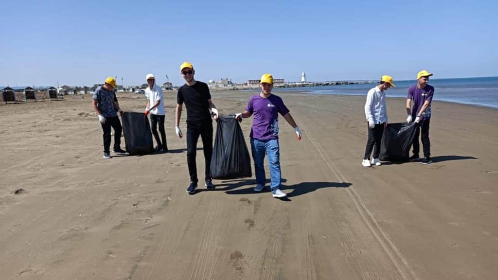 könüllülər çimərlikdə təmizlik aksiyası keçiriblər