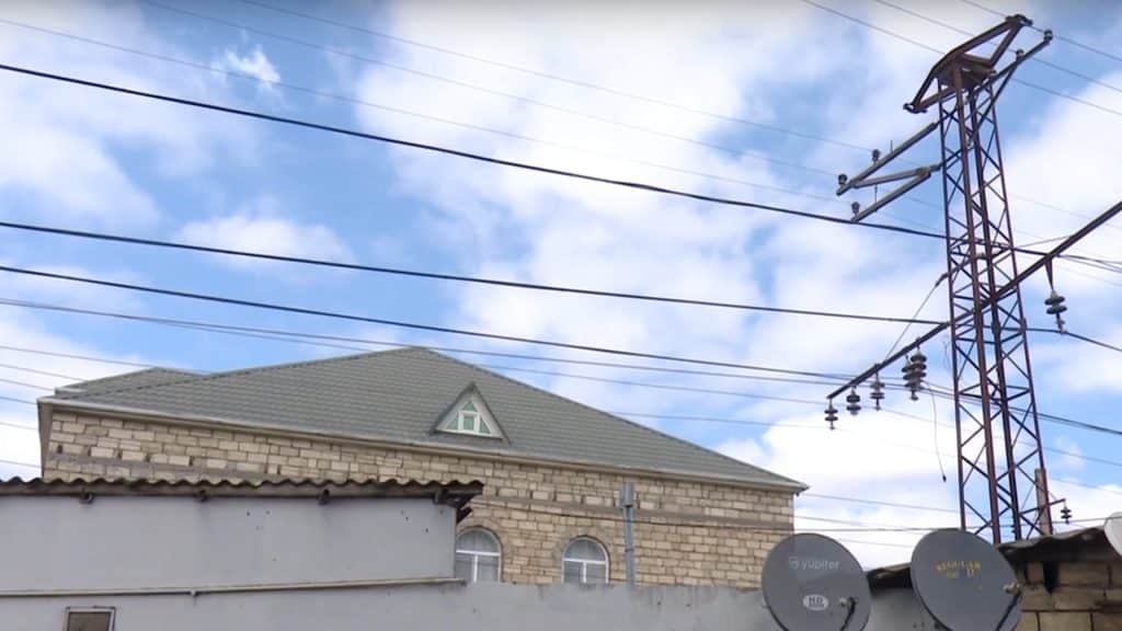 Bakıda niyə elektrik xətlərinin altında evlər tikilir