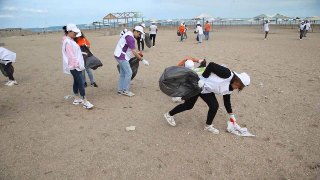 çimərlikdə təmizlik işləri aparılıb