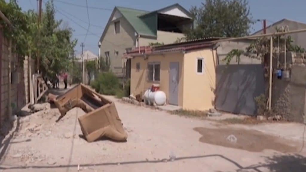 Suraxanı rayonunda asfaltsız yollar sakinləri narahat edir