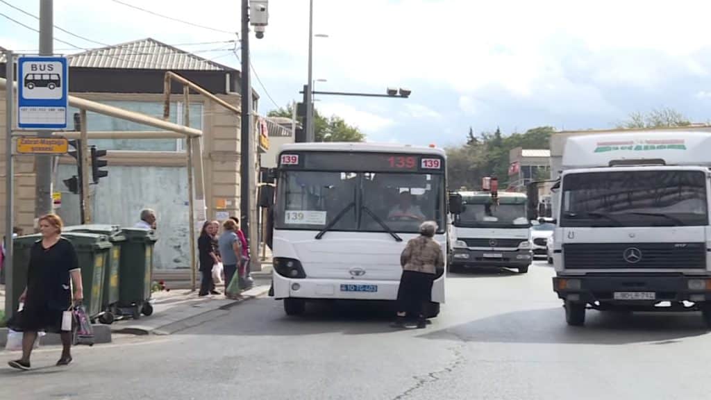 zibil qutuları avtobus dayanacağının yanında quraşdırılıb