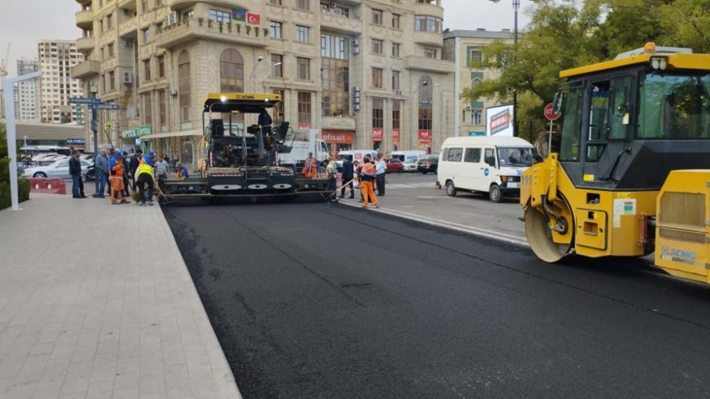 Nəsimi rayon ərazisində yolun asfaltlanması işləri aparılıb