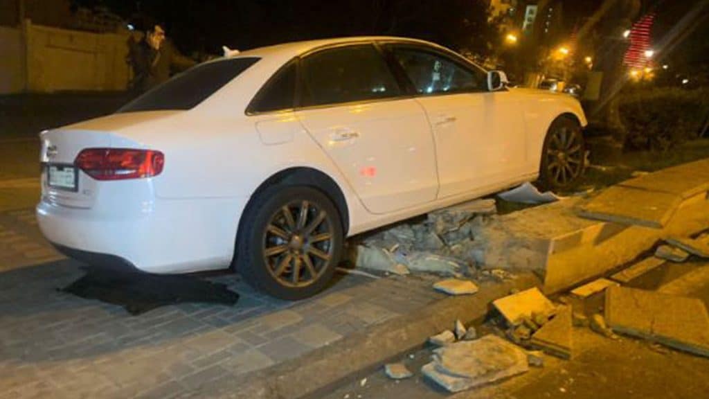 Nərimanov prospektində “Audi” dirəyə çarpılıb