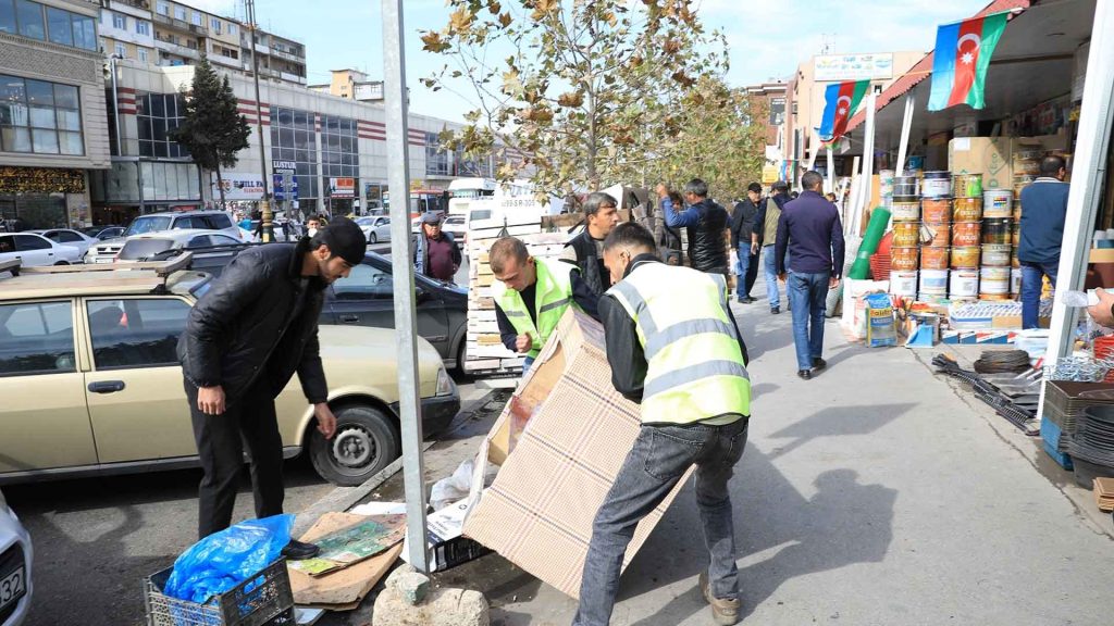 Qara Qarayev prospekti boyunca küçə ticarətinə qarşı reyd keçirilib