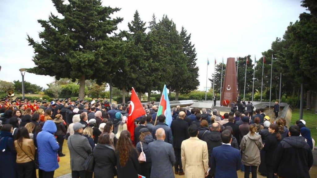 Türkiyə səfirliyinin əməkdaşları Bakıda türk əsgərlərinin xatirəsinə ucaldılmış abidəni ziyarət ediblər