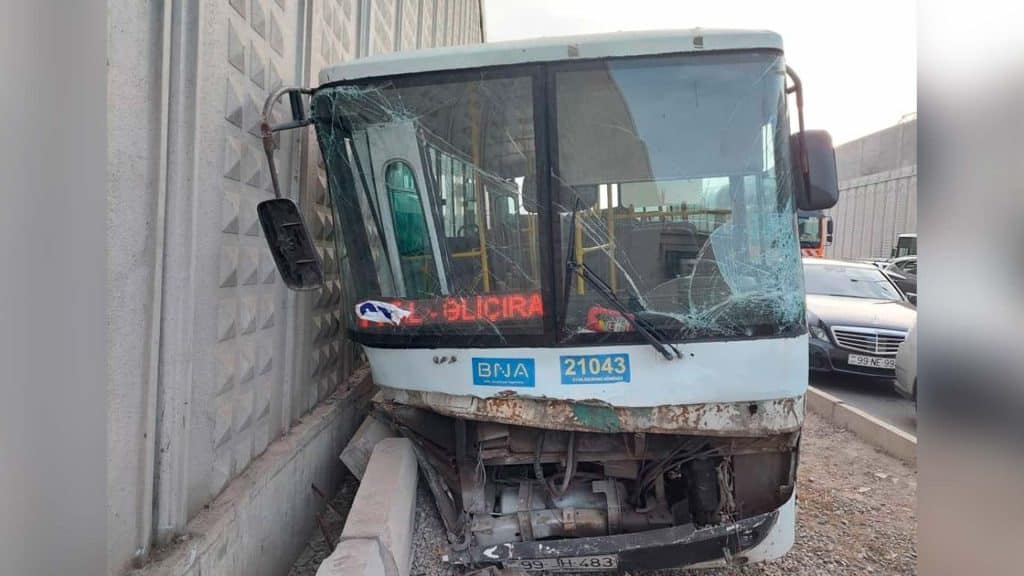 Bakıda marşrut avtobusu qəzaya uğrayıb