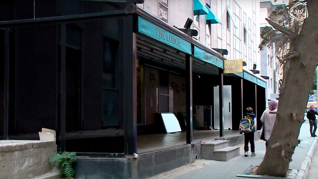 Yasamalın Zahid Xəlilov küçəsində restoran piyada səkisini zəbt edib