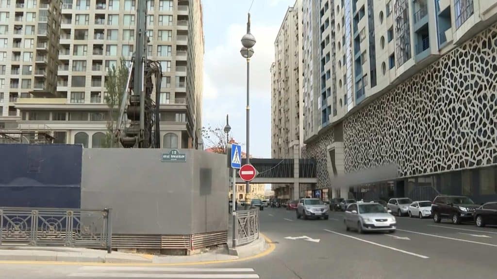 Xətai rayonunda səkilər zəbt olunub: piyadalar avtomobil yolu ilə getməli olurlar