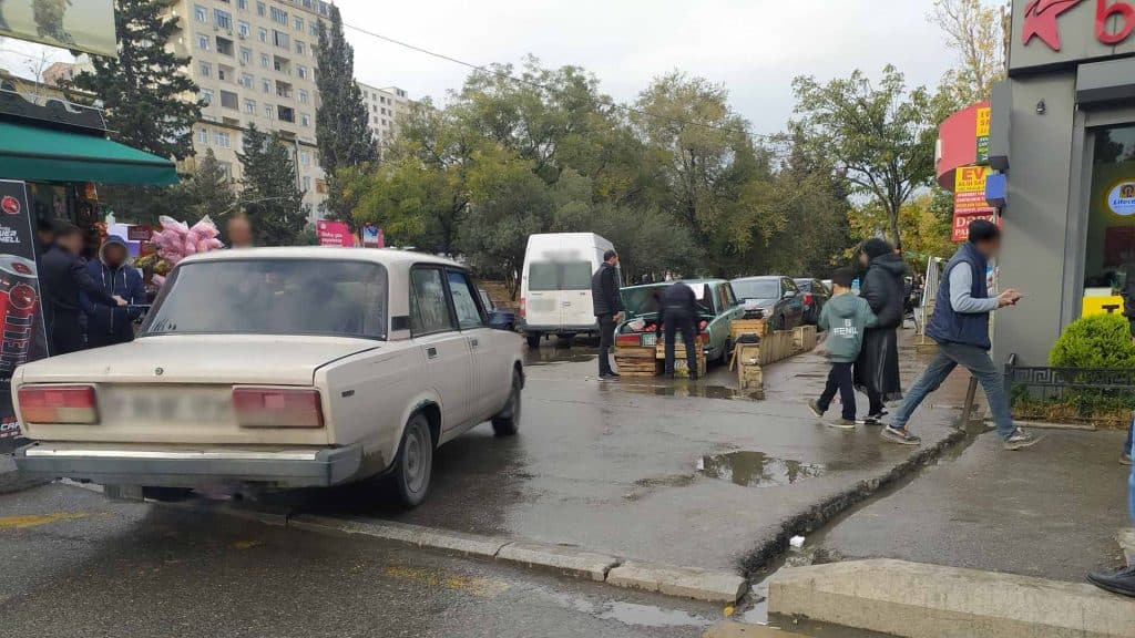 Bakı sakinləri “Memar Əcəmi” metrosunun yaxınlığında piyadalar üçün şəraitin olmamasından şikayət edirlər