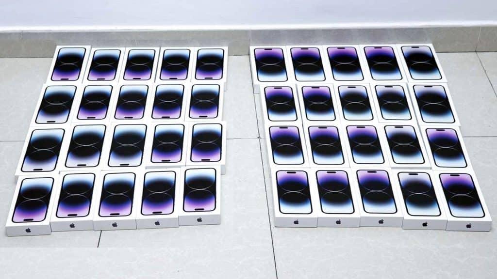 İstanbul-Bakı aviareysi ilə gələn 2 vətəndaş özləri ilə 40 ədəd “İPhone” gətirib