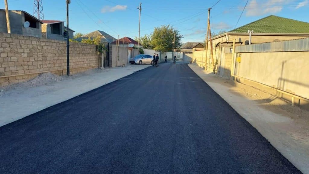 Buzovna qəsəbəsində daha bir küçə asfaltlanıb
