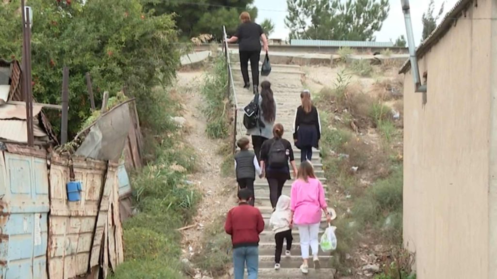 Mirzə Davud küçəsində şagirdləri məktəbə aparan yeganə yol kartondandır