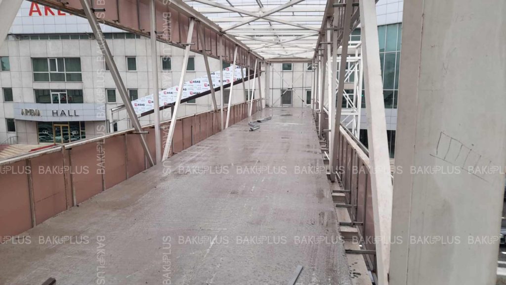 Bakının mərkəzində tikilməkdə olan yerüstü piyada keçidi faciəyə səbəb ola bilər