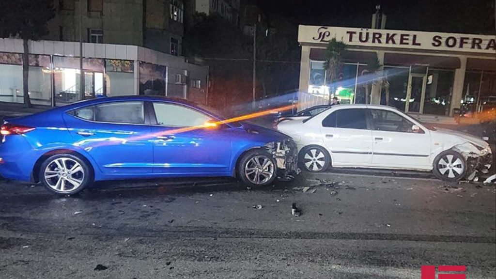Bakıda qəfil manevr edən avtomobilin sürücüsü qəzaya səbəb olub