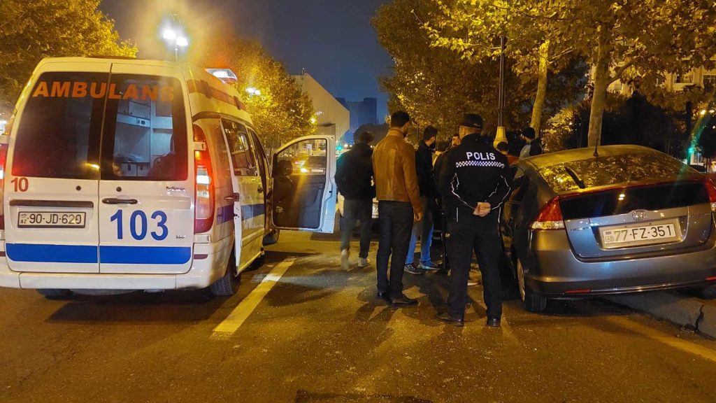Qış parkının yanında avtomobil arakəsməyə çarpılıb
