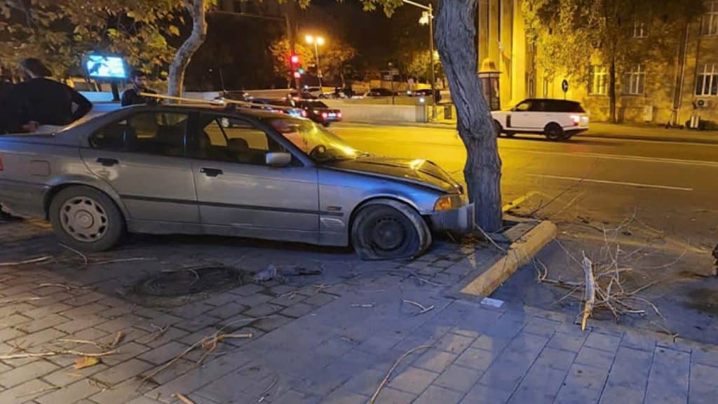 Bakıda “BMW” ağaca çarpılıb