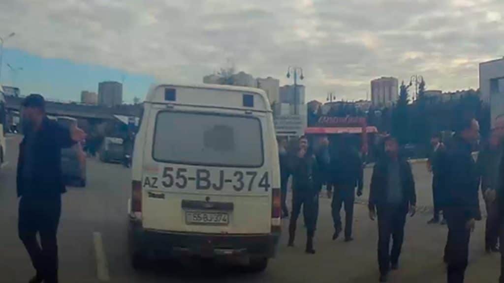 Bakı Avtovağzalının qarşısında qeyri-qanuni “taksi avtovağzalı” tıxac və xaosa səbəb olur