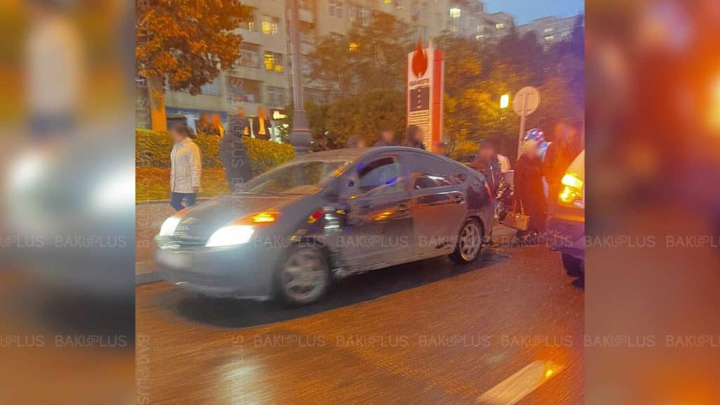 3-cü mikrorayon dairəsi yaxınlığında “Prius” və motosiklet toqquşub