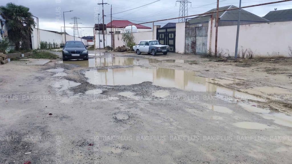 Buzovna qəsəbəsində küçələr bərbad vəziyyətdədir