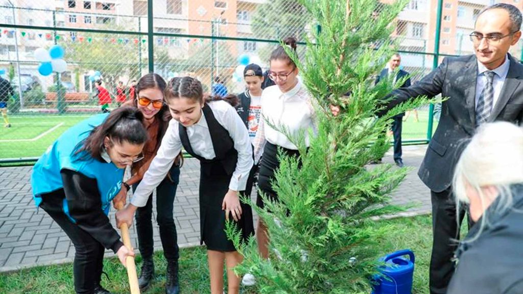 Leyla Əliyeva daha bir abad həyətin açılışında iştirak edib
