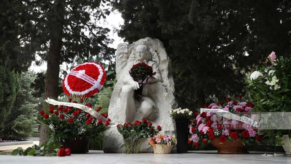 Fikrət Əmirovun 100 illiyi münasibətilə məzarı ziyarət olunub