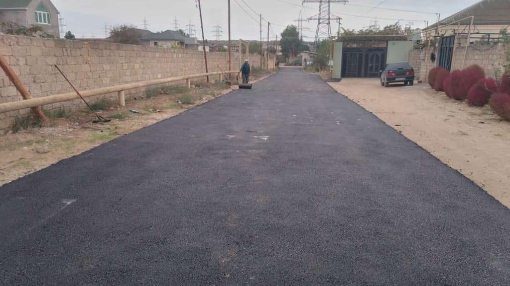 Şüvəlan qəsəbəsində yollar asfaltlanır
