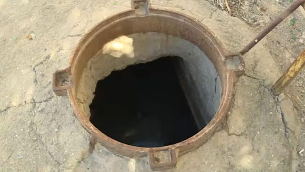 Bakıda məktəbin yaxınlığında olan su hovuzunun ağzı açıq qalıb