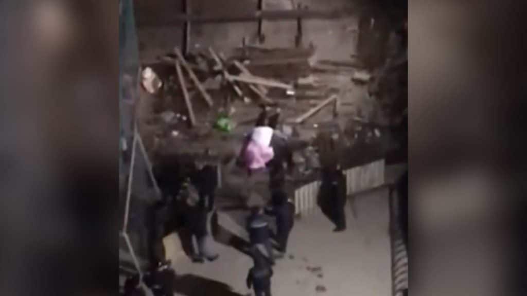 Sevgilisinin yanına gələn gənc eyvana lüt çıxaraq özünü atıb