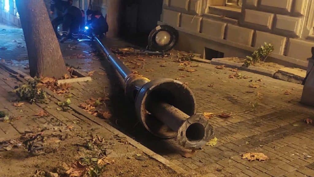 Avtobus işıq dirəyini aşırıb