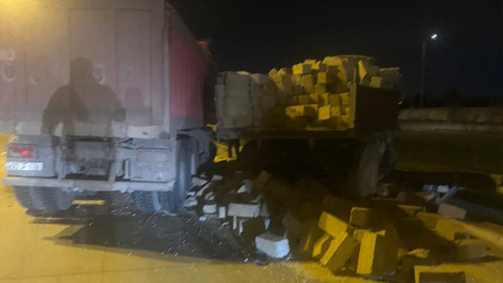 Bakıda iki yük maşını toqquşub: xəsarət alan var