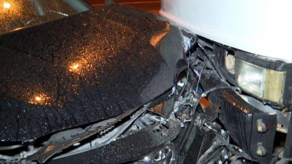 İdarəetmədən çıxan avtomobil evakuatora çarpılıb