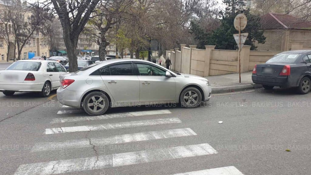 sürücü avtomobilini piyada zolağında park edib