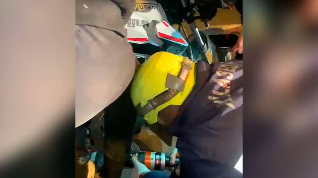 Neftçilər prospektində motosikletçinin ayağına dəmir girib