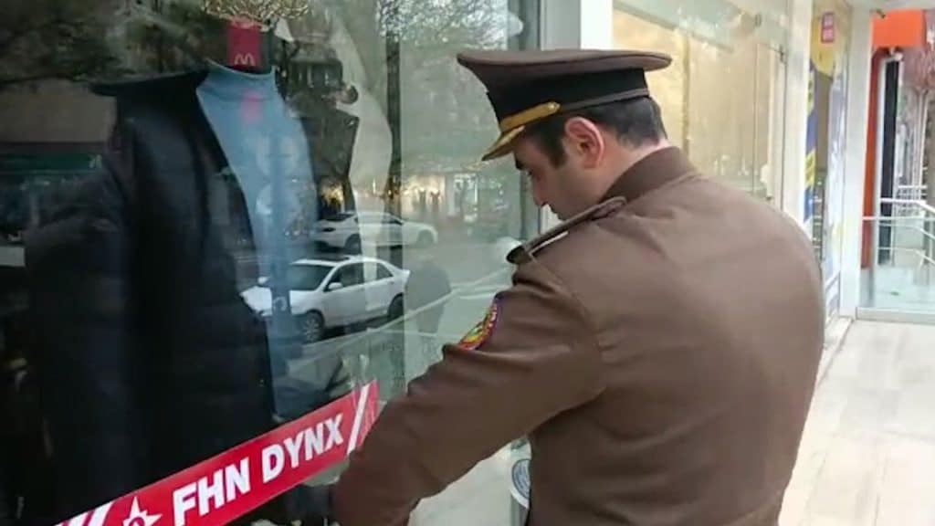 Bakıda yanğın təhlükəsi olan kişi mağazası bağlanıb