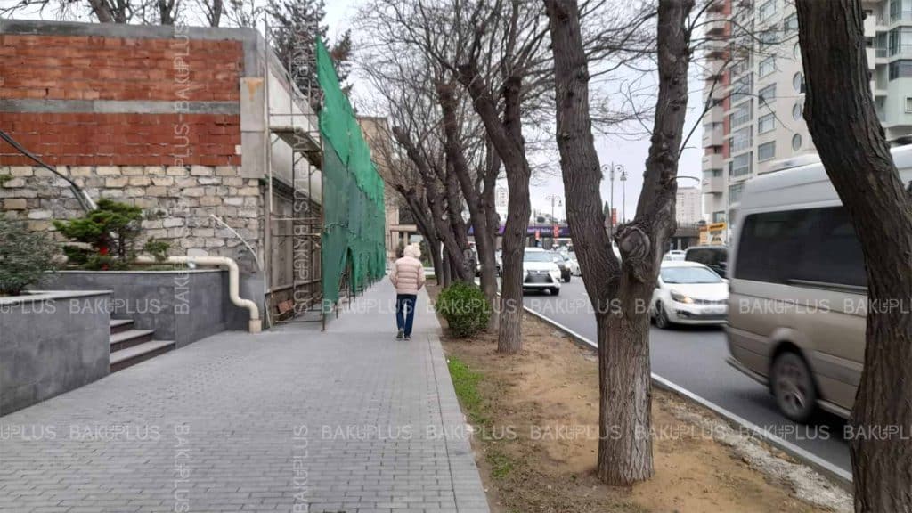 Tbilisi prospekti boyunca piyada səkisi təmir olunur