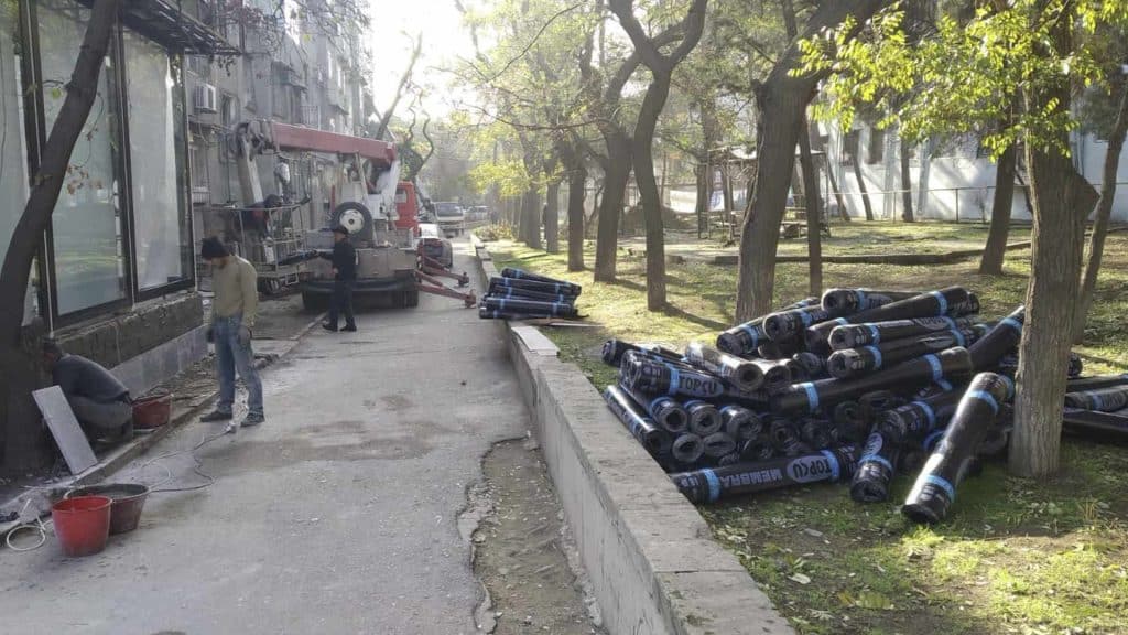Nəsimi rayonunda binaların dam örtükləri təmir olunur