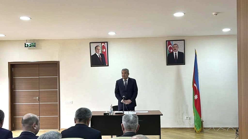 Qaradağ rayonunda icra başçısı sakinləri dinləyib
