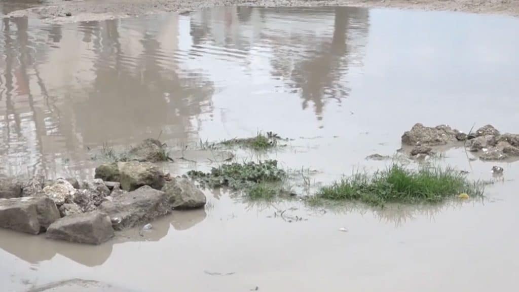 Maştağada yollar gölməçələrə çevrilib