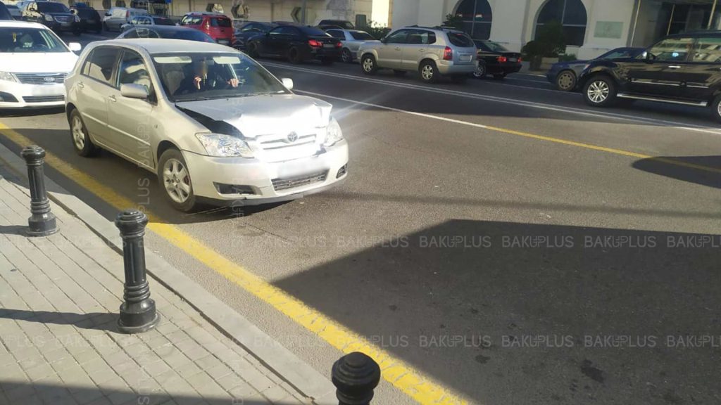 Neftçilər prospektində “BakuBus” qəzaya düşüb