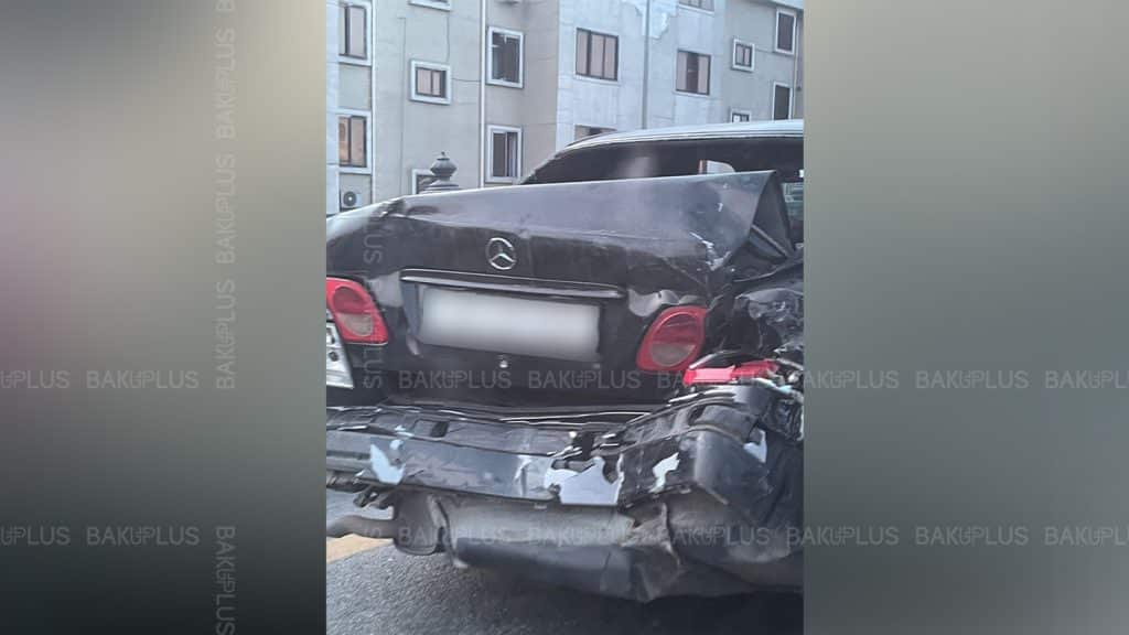 Ziya Bünyadovda baş vermiş qəza tıxaca səbəb olub