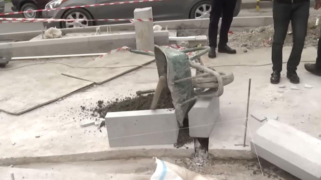 “Memar Əcəmi”də yerli sakinlərin “McDonalds”ın rəhbərliyi ilə mübahisəsi: restoran yolu bağlayıb