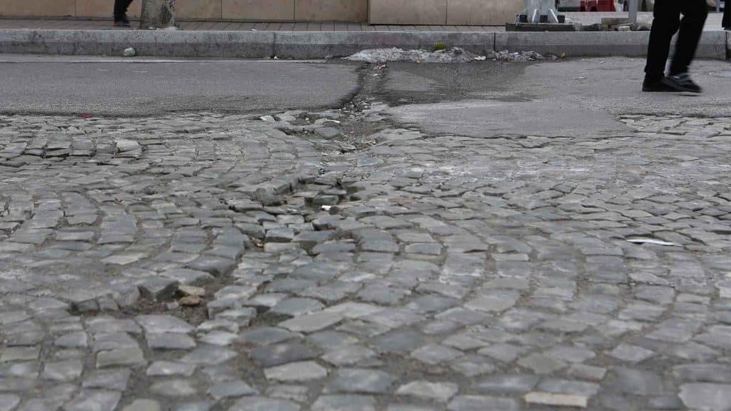 Füzuli küçəsi yararsız hala düşüb
