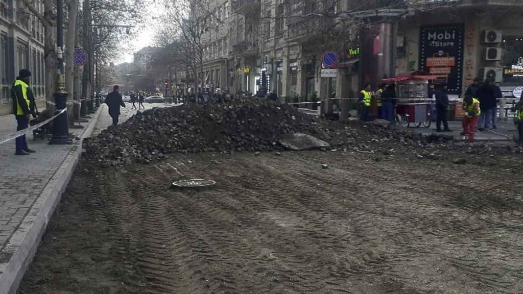 “28 mall”un qarşısına yeni asfalt örtüyü vurulub