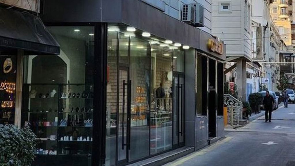 tarixi binanın üzərinə əlavə 2 mərtəbə tikilib