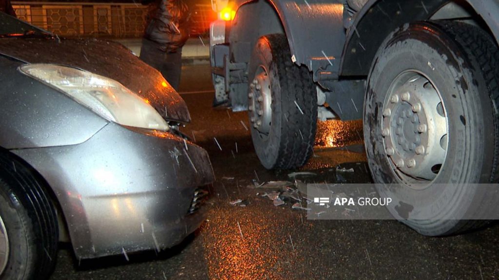 “Prius” yük avtomobili ilə toqquşub