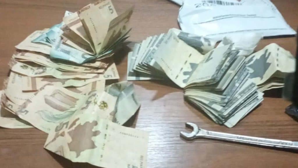 marketlərin birindən oğurluq etmək istəyən şəxs